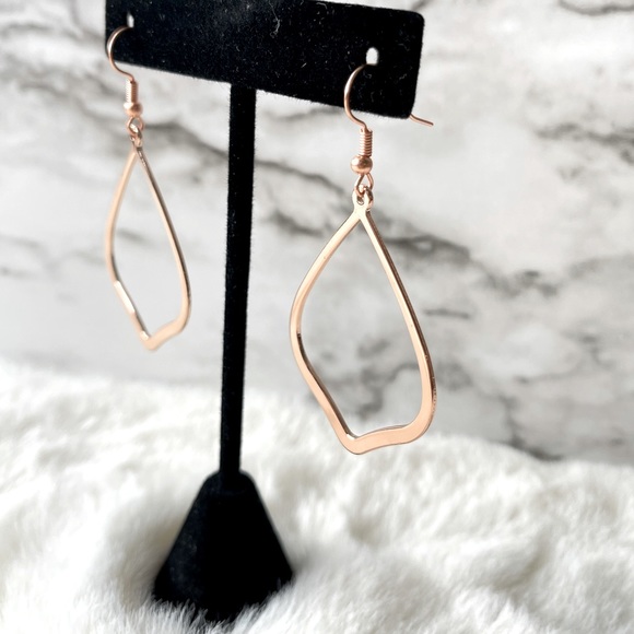 🚫🚫🌸Light Rose Gold Hollow Pear Shaped Earrings🌸 - Picture 5 of 5